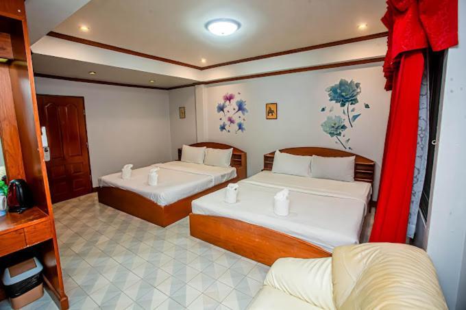 Break Point Hotel Patong Exterior photo