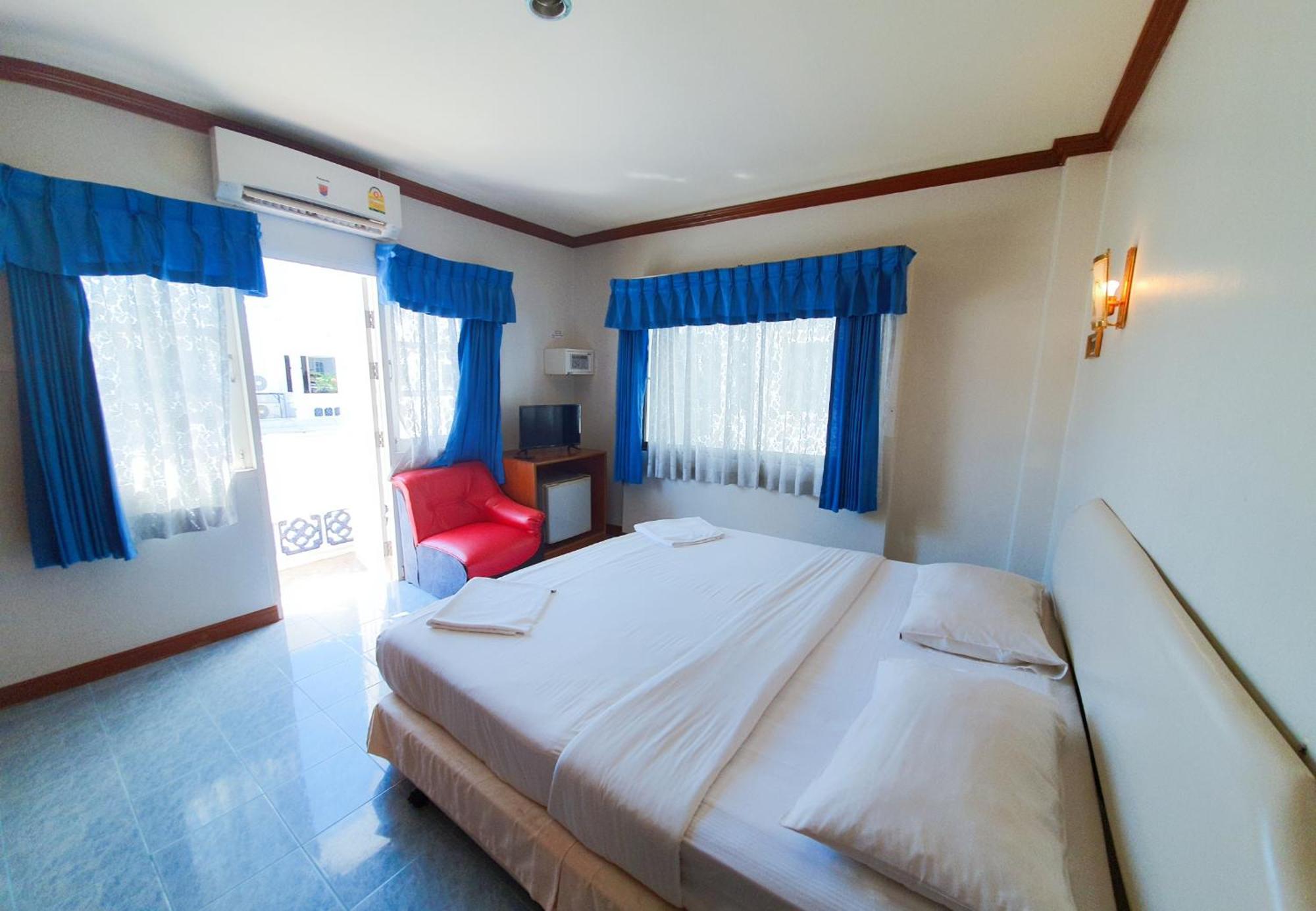 Break Point Hotel Patong Exterior photo