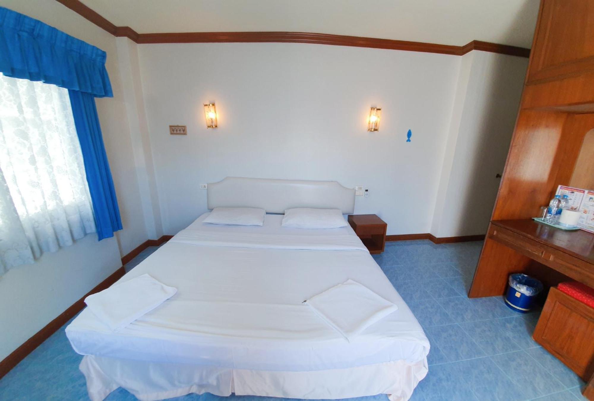 Break Point Hotel Patong Exterior photo