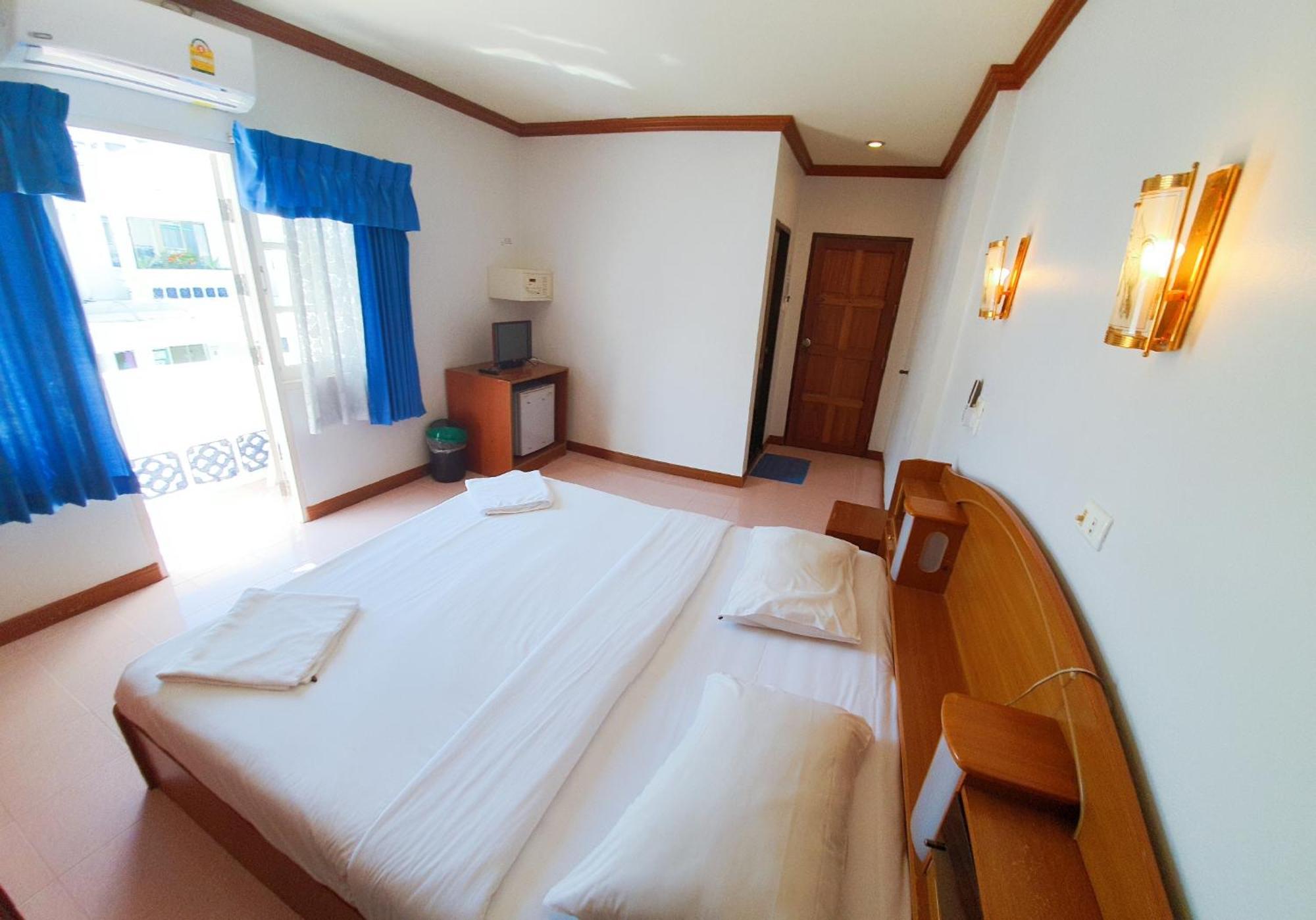 Break Point Hotel Patong Exterior photo
