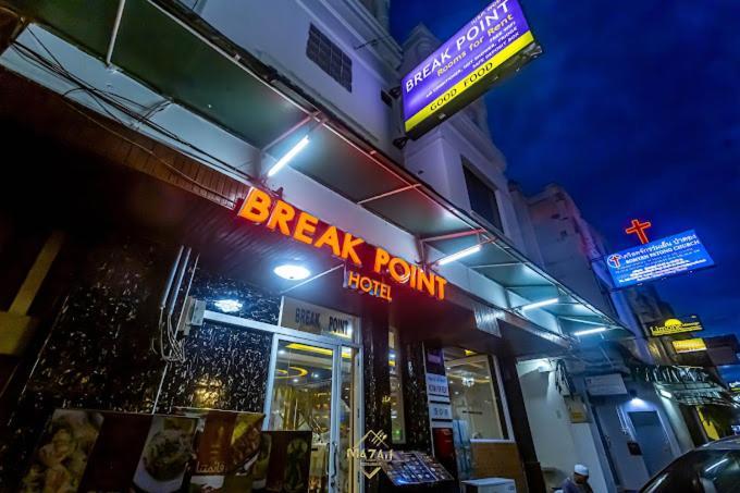 Break Point Hotel Patong Exterior photo