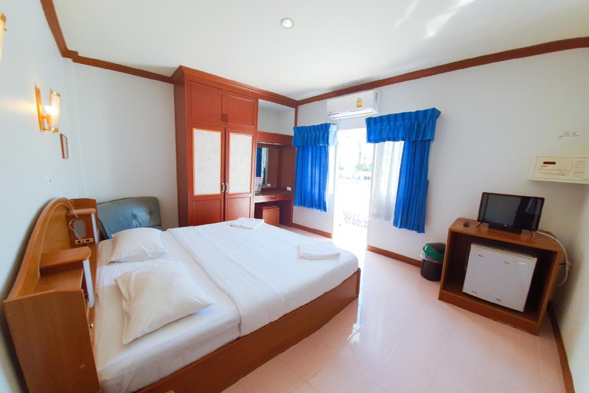 Break Point Hotel Patong Exterior photo