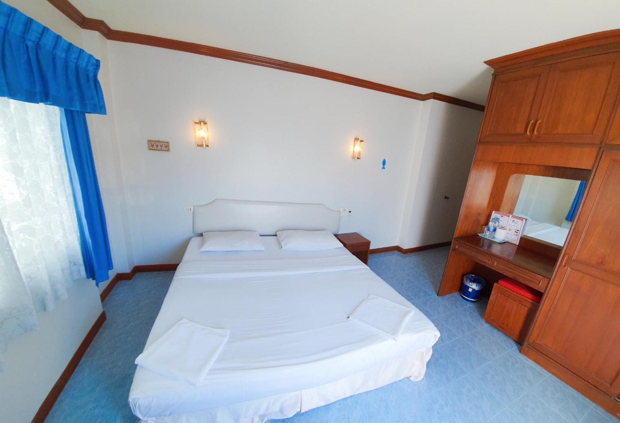 Break Point Hotel Patong Exterior photo