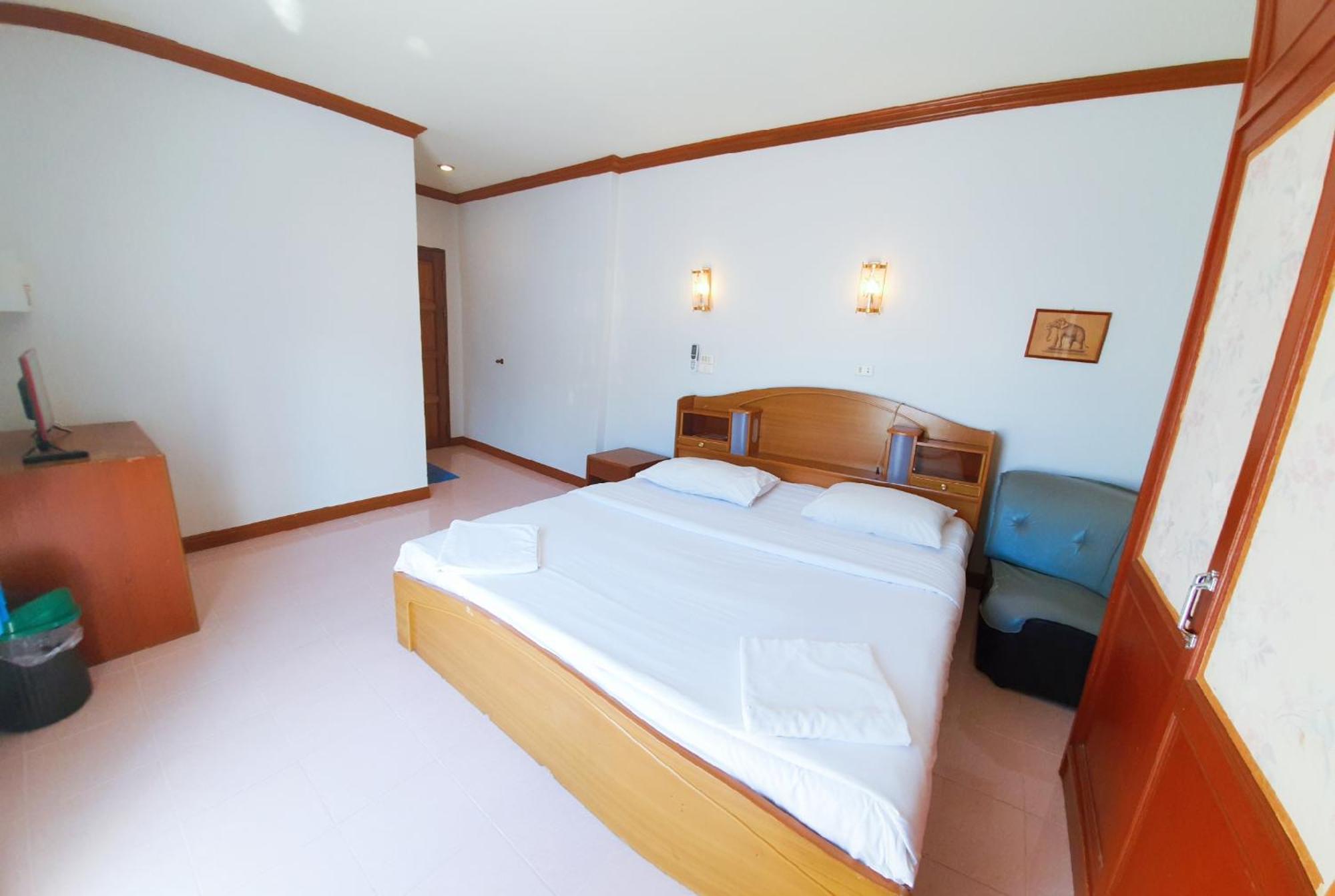 Break Point Hotel Patong Exterior photo