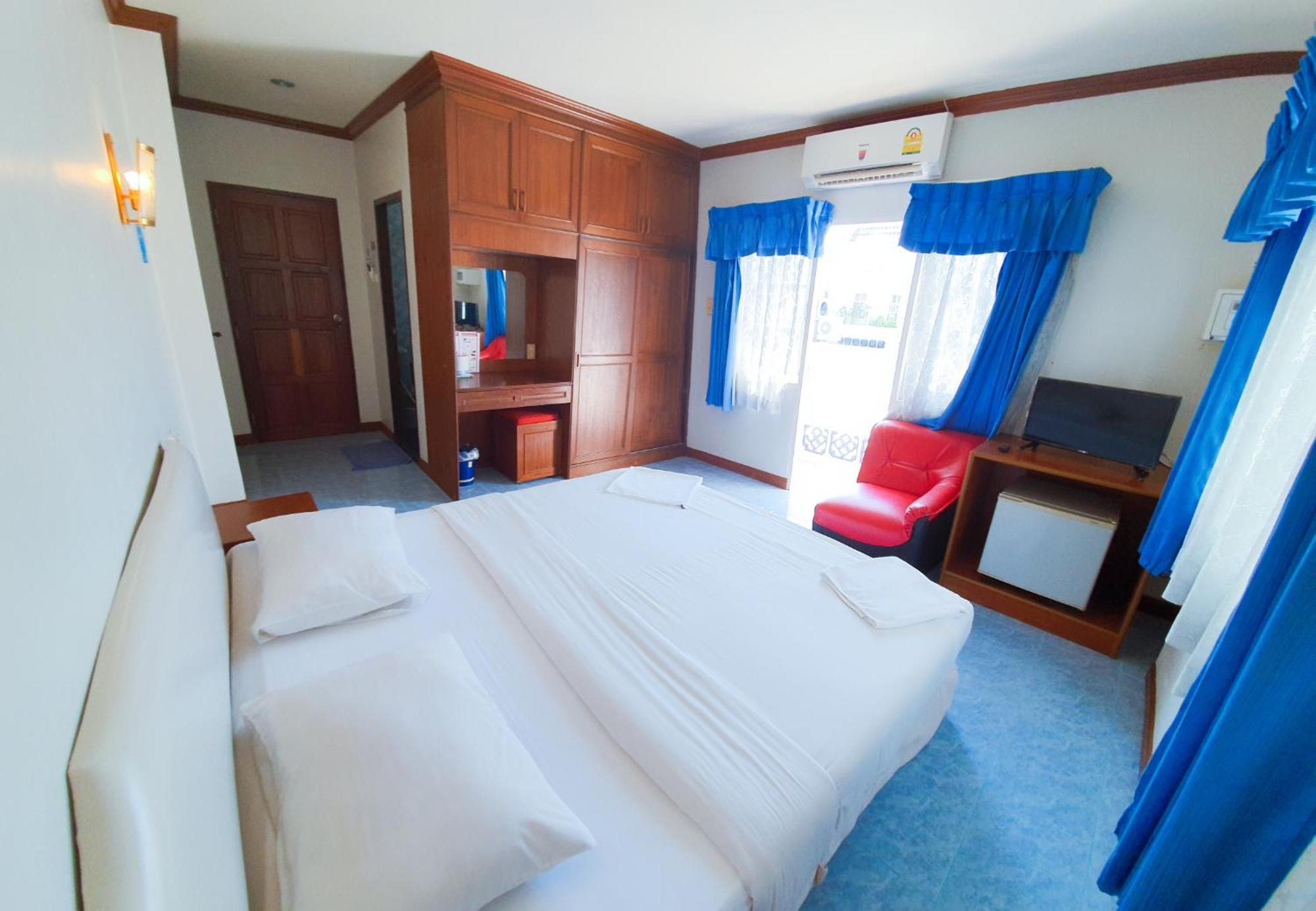 Break Point Hotel Patong Exterior photo
