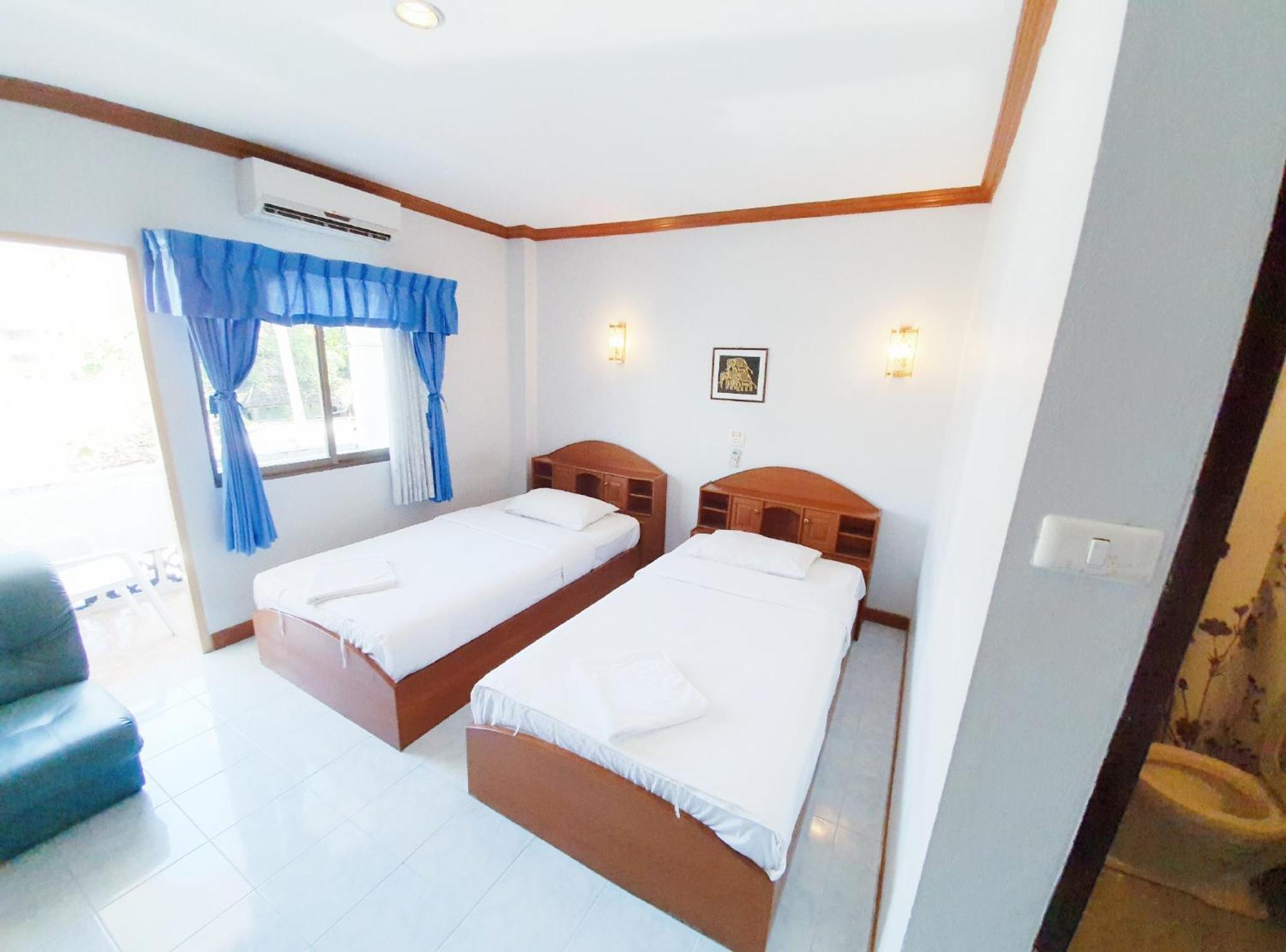 Break Point Hotel Patong Exterior photo
