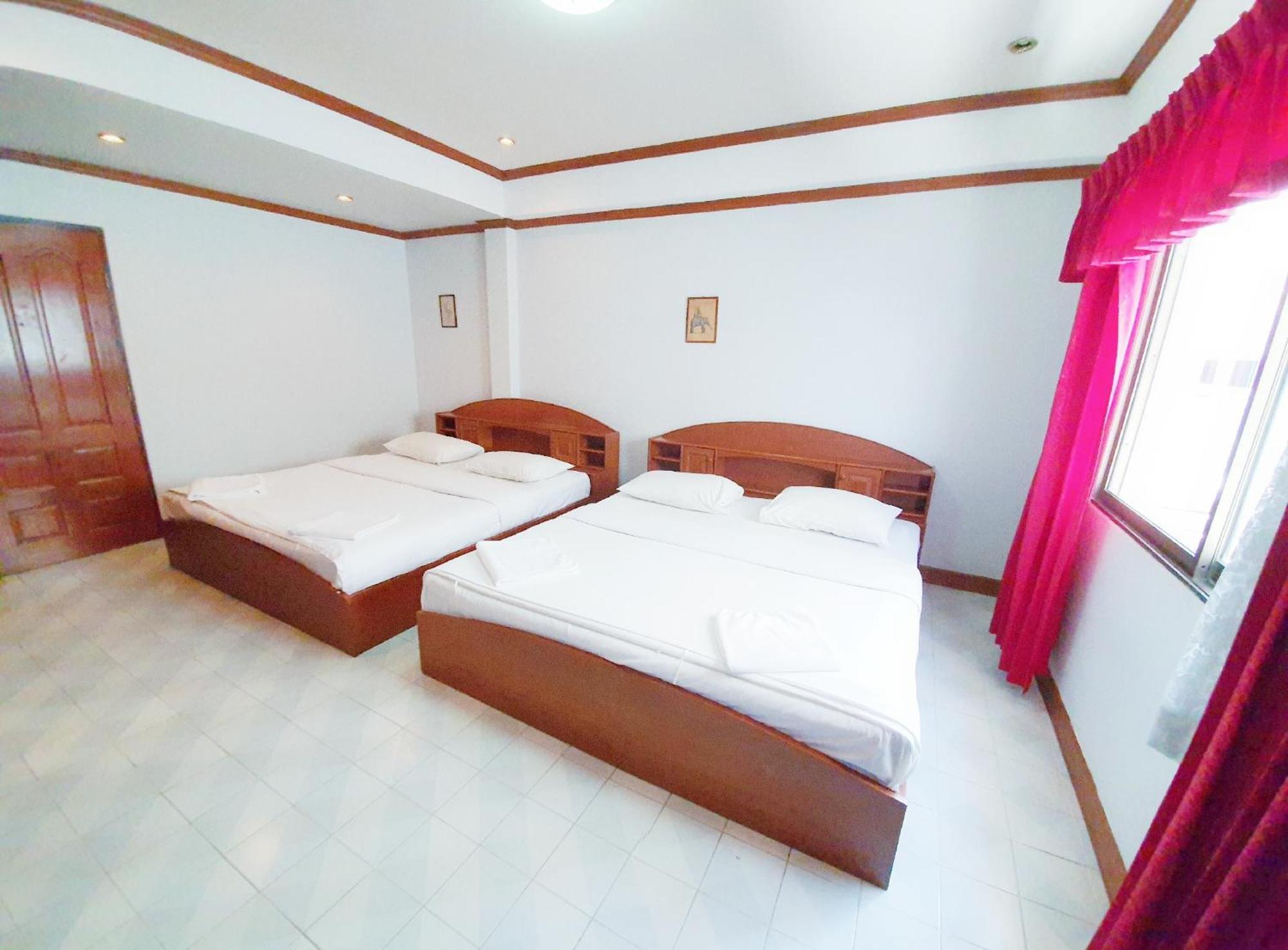 Break Point Hotel Patong Exterior photo