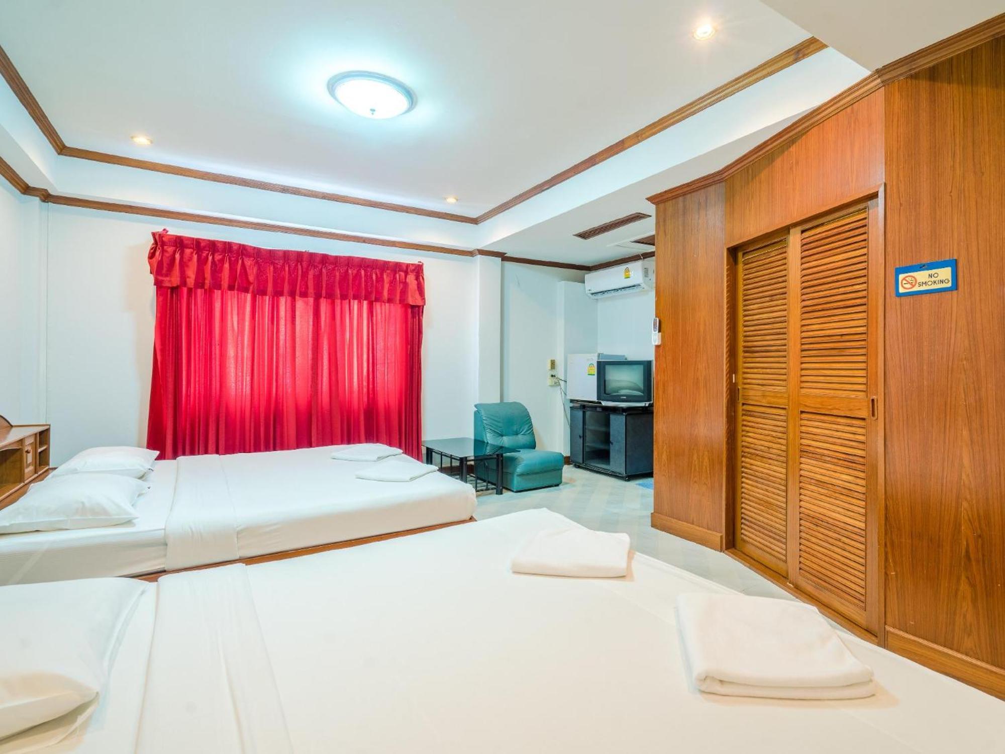 Break Point Hotel Patong Exterior photo