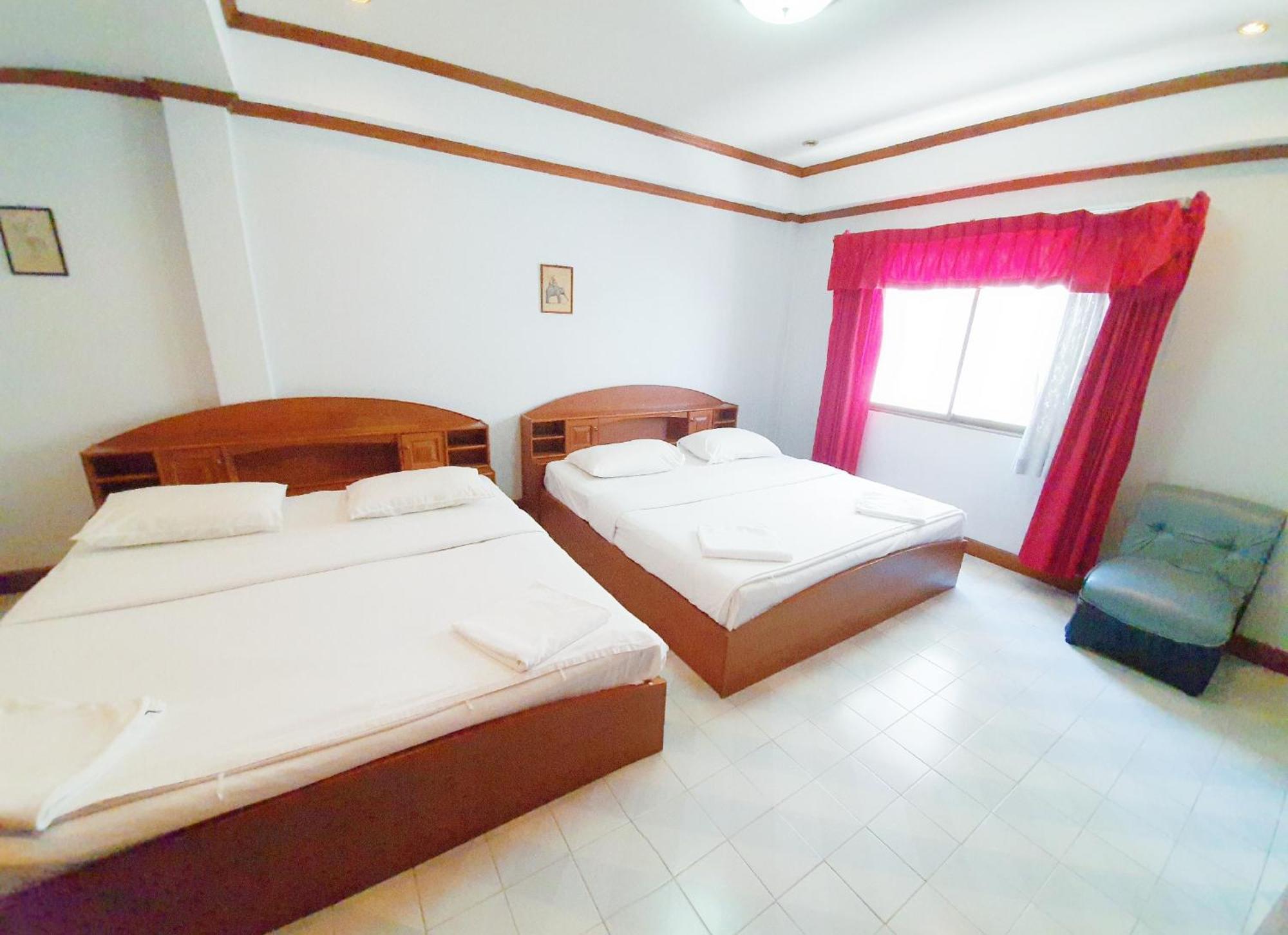Break Point Hotel Patong Exterior photo