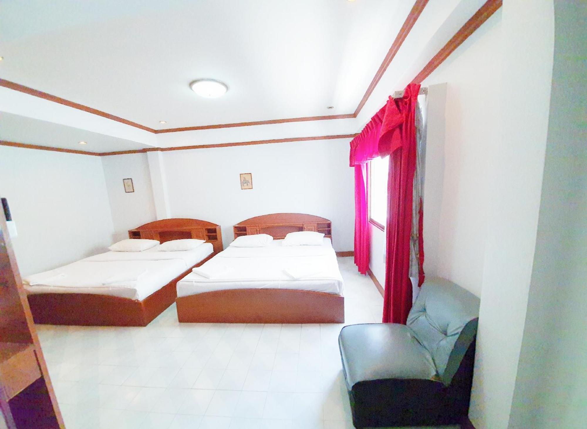 Break Point Hotel Patong Exterior photo