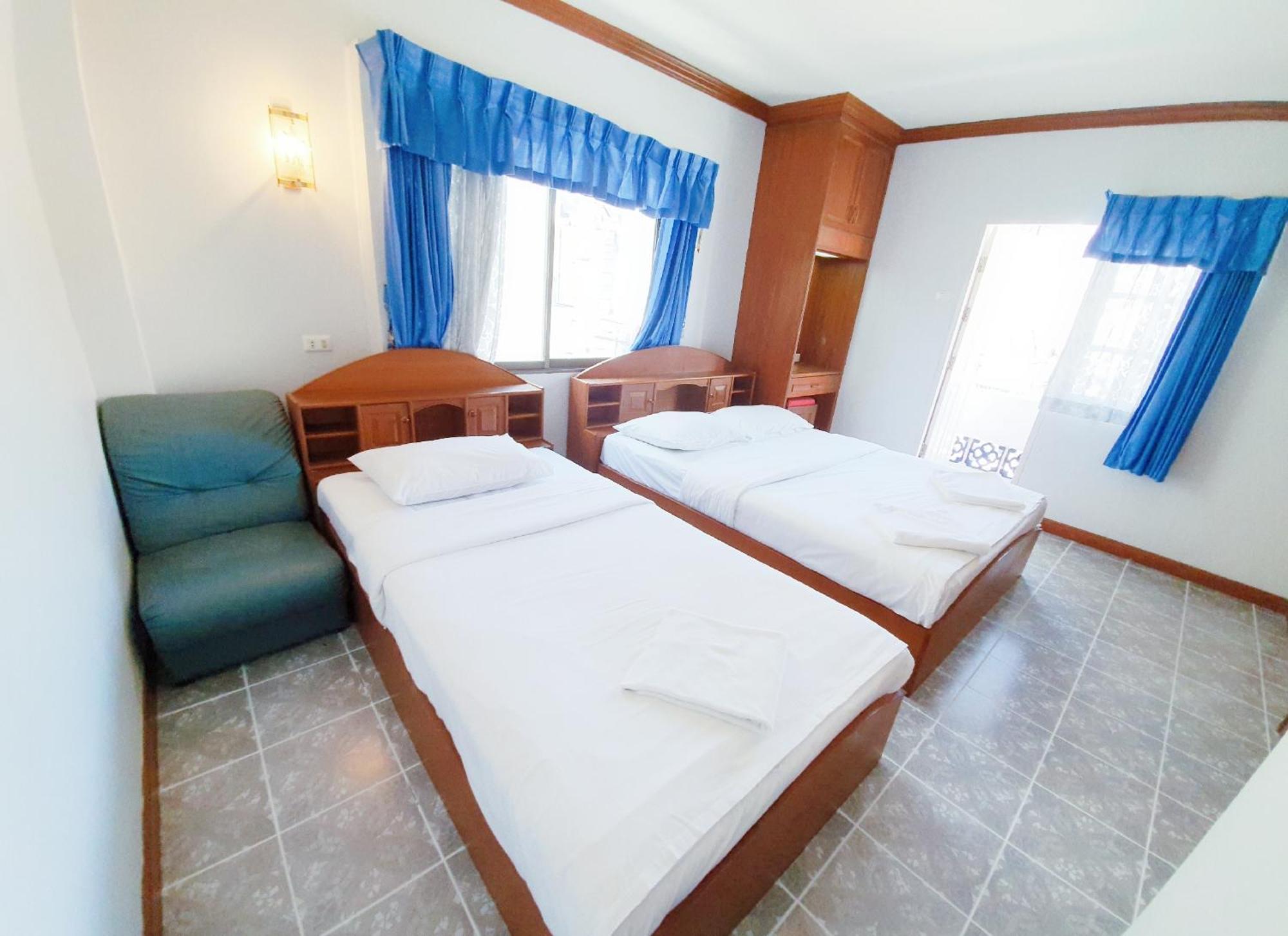 Break Point Hotel Patong Exterior photo