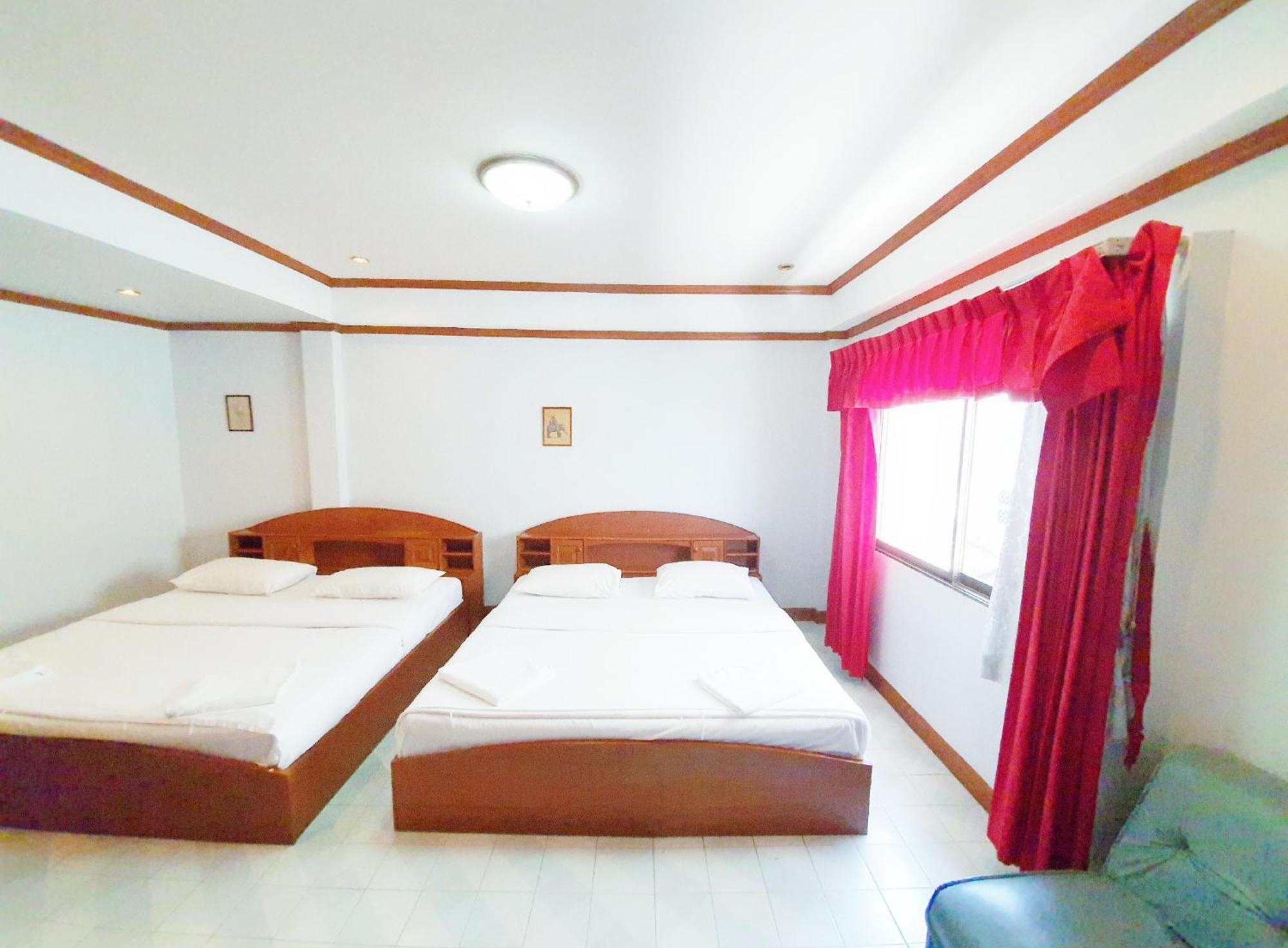 Break Point Hotel Patong Exterior photo