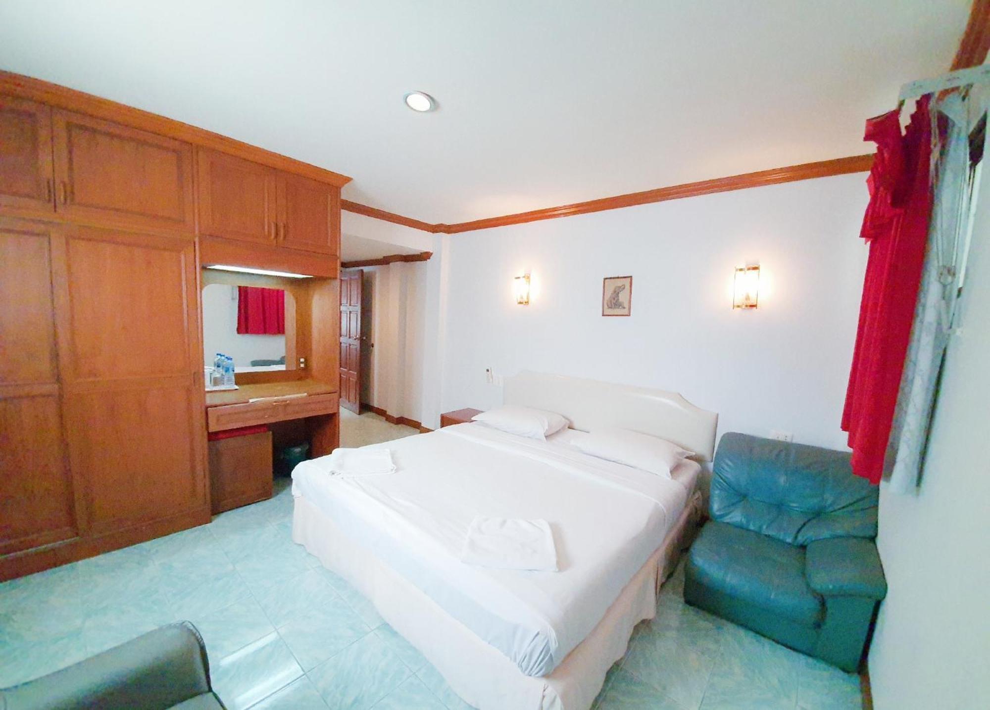 Break Point Hotel Patong Exterior photo