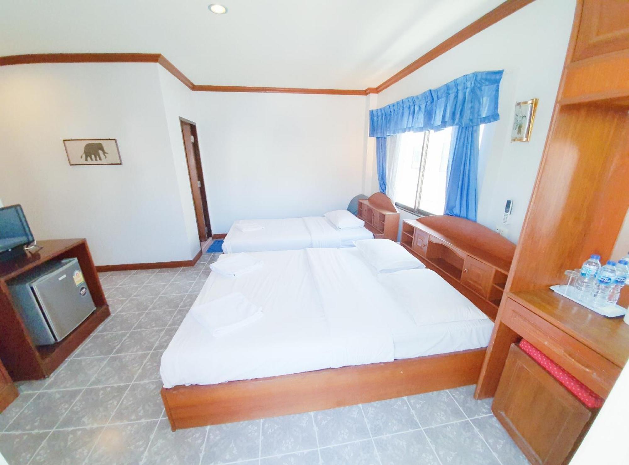 Break Point Hotel Patong Exterior photo
