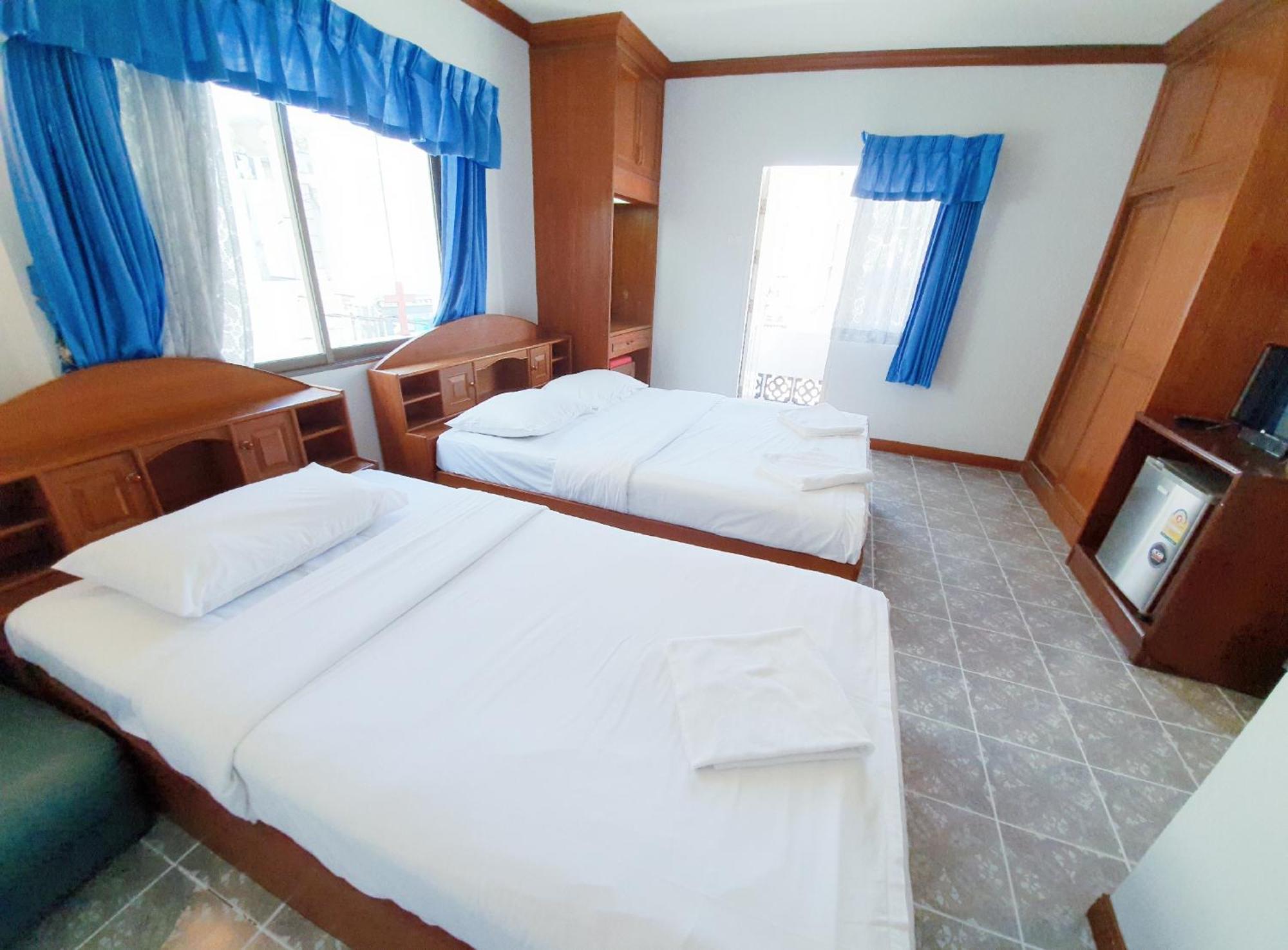 Break Point Hotel Patong Exterior photo