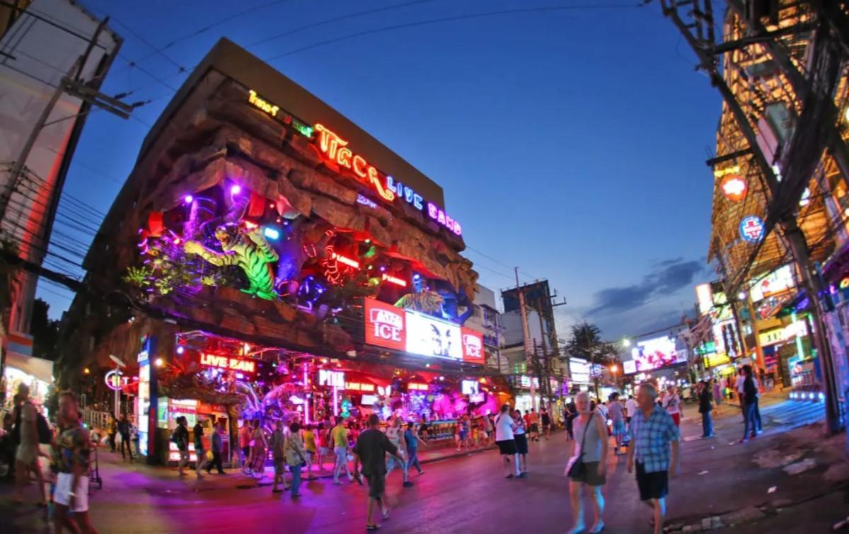 Break Point Hotel Patong Exterior photo